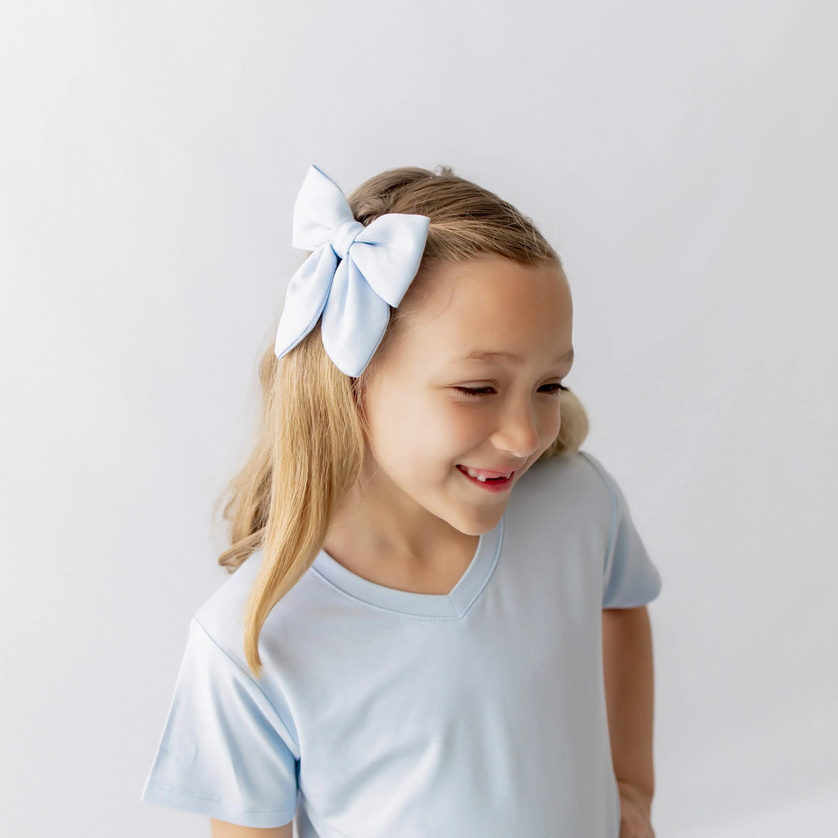 Medium Alligator Clip Bow in Breeze